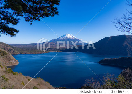 【富士山素材】從山梨縣中之倉峠眺望富士山和本棲湖,印於1000日元紙幣上。 【富士山素材】從山梨縣中之倉峠眺望富士山和本棲湖,印於1000日元紙幣上。 135566734