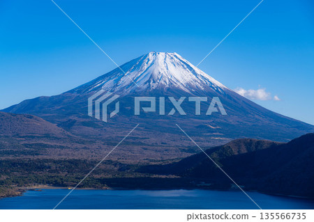 [Mount Fuji Material] Mount Fuji and Lake Motosu depicted on the 1,000 yen bill as seen from Nakanokura Pass [Yamanashi Prefecture] 135566735