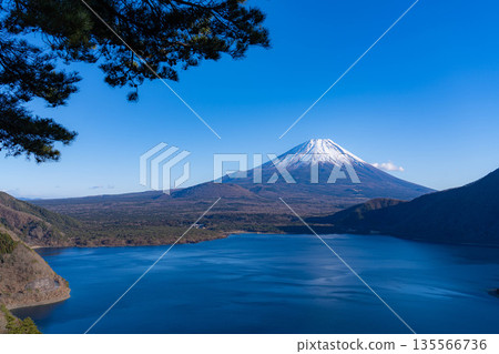 [Mount Fuji Material] Mount Fuji and Lake Motosu depicted on the 1,000 yen bill as seen from Nakanokura Pass [Yamanashi Prefecture] 135566736