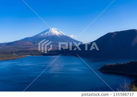 [Mount Fuji Material] Mount Fuji and Lake Motosu depicted on the 1,000 yen bill as seen from Nakanokura Pass [Yamanashi Prefecture] 135566737