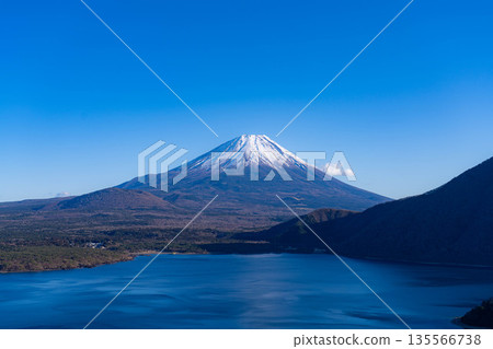 【富士山素材】從山梨縣中之倉峠眺望富士山和本棲湖,印於1000日元紙幣上。 【富士山素材】從山梨縣中之倉峠眺望富士山和本棲湖,印於1000日元紙幣上。 135566738