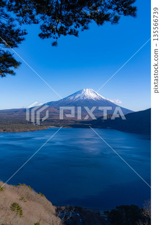 [Mount Fuji Material] Mount Fuji and Lake Motosu depicted on the 1,000 yen bill as seen from Nakanokura Pass [Yamanashi Prefecture] 135566739