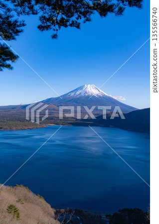 [Mount Fuji Material] Mount Fuji and Lake Motosu depicted on the 1,000 yen bill as seen from Nakanokura Pass [Yamanashi Prefecture] 135566740