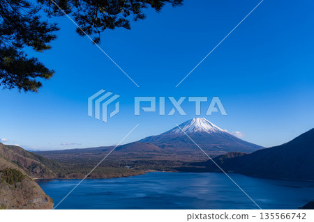 【富士山素材】從山梨縣中之倉峠眺望富士山和本棲湖，印於1000日元紙幣上。 135566742