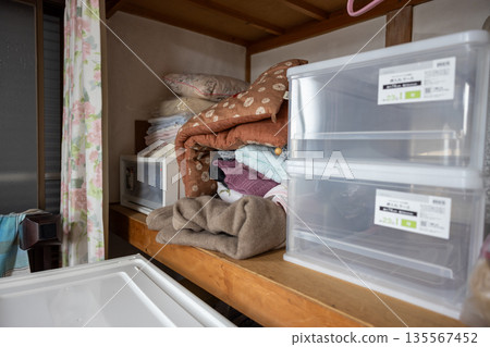 在我父母家的衣櫥裡 135567452