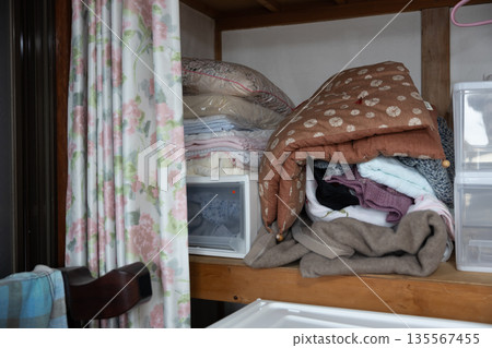 在我父母家的衣櫥裡 135567455