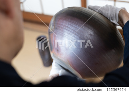 Antiques found during the reorganization of my parents' house are being appraised. 135567654