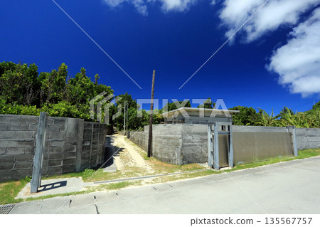 沖繩縣東木島,景觀:防颱風的防沙閘門 沖繩縣東木島,景觀:防颱風的防沙閘門 135567757