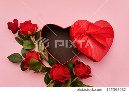 Heart gift box with red roses on pink background 135568082
