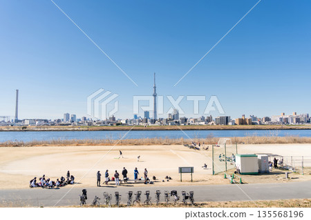 東京荒川河床，遠眺紀川橋體育場 135568196
