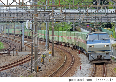 Tokaido Main Line Higashi-Totsuka-Hodogaya JR Freight EF66-132 (Suita) 135569017