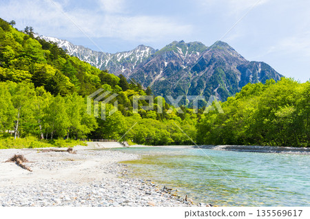 日本最好的山區度假勝地之一，綠樹成蔭的上高地 135569617