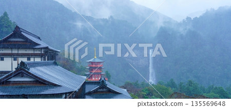 和歌山 熊野古道那智瀑布與青岸渡寺 三層寶塔 雨中的夢幻景觀 135569648