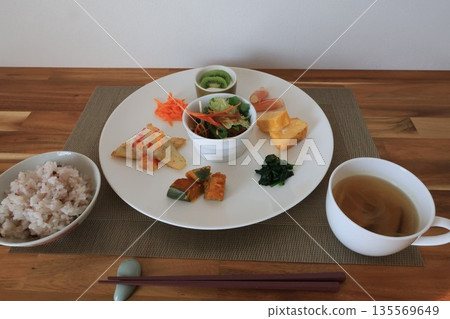 盛放在盤子裡的食物 盛放在盤子裡的食物 135569649