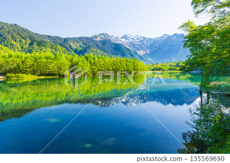 One of Japan's leading mountain resorts: Kamikochi with its fresh greenery, Taisho Pond and the Hotaka mountain range 135569690