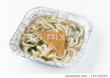 白色背景上的方形鋁製容器裡盛著美味的狐狸烏龍麵 135570203