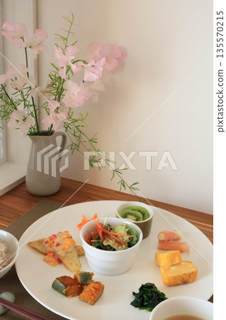 盛放在盤子裡的食物 盛放在盤子裡的食物 135570215