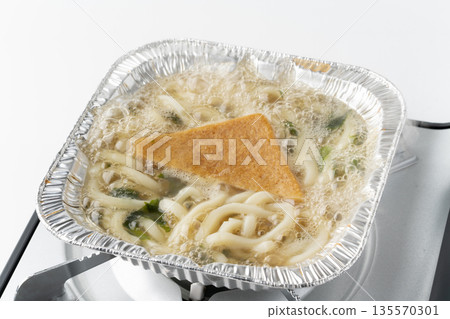 用方形鋁製容器烹調的狐狸烏龍麵 135570301