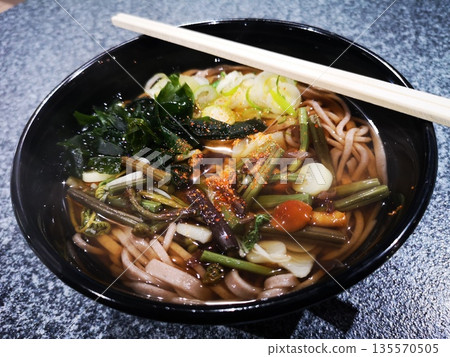 立式蕎麥麵館的山菜蕎麥麵 135570505