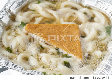 狐狸烏龍麵煮熟的特寫鏡頭 135570511