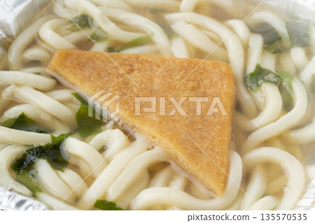 近距離欣賞看起來美味可口的狐狸烏龍麵。 135570535