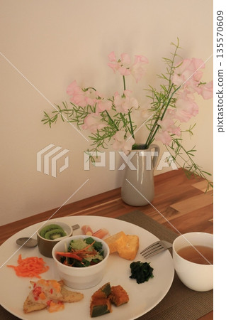 盛放在盤子裡的食物 盛放在盤子裡的食物 135570609