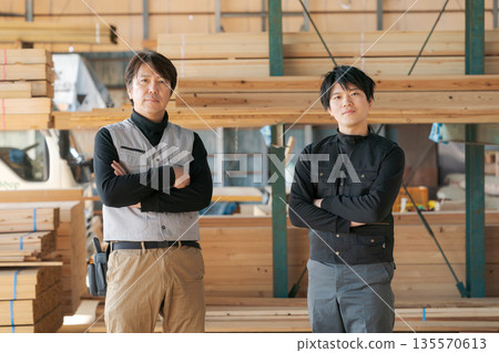 在建築工地工作的男人們 在建築工地工作的男人們 135570613