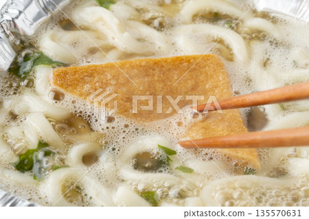 近距離欣賞看起來美味可口的狐狸烏龍麵。 135570631