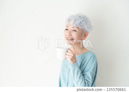 senior woman with mug 135570661