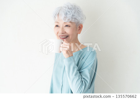 senior woman with mug 135570662