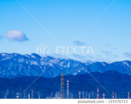 白雪皚皚的山峰和輸電塔的景色。 a-2 高飽和度對比度 白雪皚皚的山峰和輸電塔的景色。 a-2 高飽和度對比度 135570715