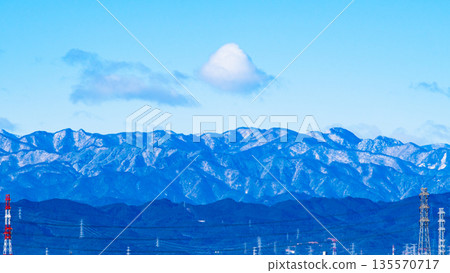白雪皚皚的山峰和輸電塔的景色 b-2 高飽和度對比度 白雪皚皚的山峰和輸電塔的景色 b-2 高飽和度對比度 135570717