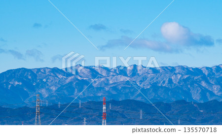 雪山和輸電塔的景色 c-1 雪山和輸電塔的景色 c-1 135570718