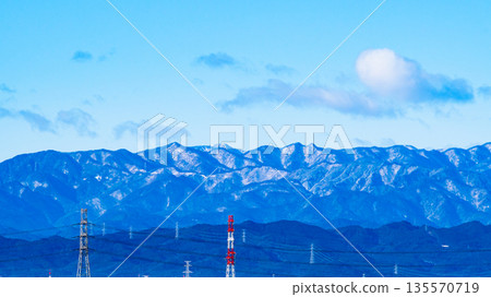 白雪皚皚的山峰和輸電塔的景色。 c-2 高飽和度對比度 135570719