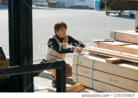 在木材工廠工作的男子 在木材工廠工作的男子 135570807
