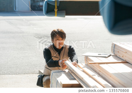 在木材工廠工作的男子 在木材工廠工作的男子 135570808