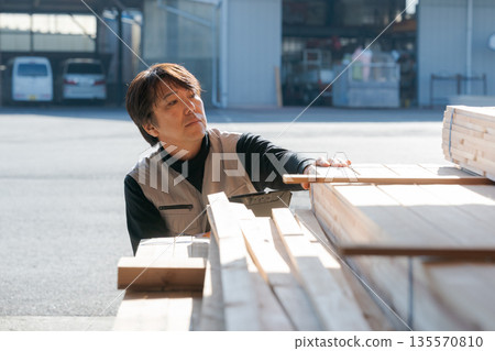 在木材工廠工作的男子 在木材工廠工作的男子 135570810