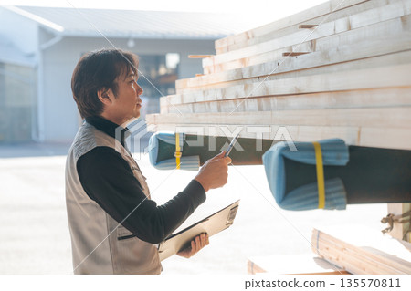 在木材工廠工作的男子 在木材工廠工作的男子 135570811