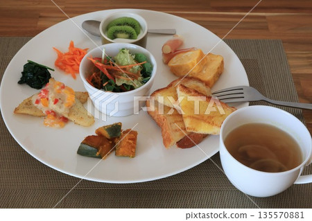 盛放在盤子裡的食物 盛放在盤子裡的食物 135570881