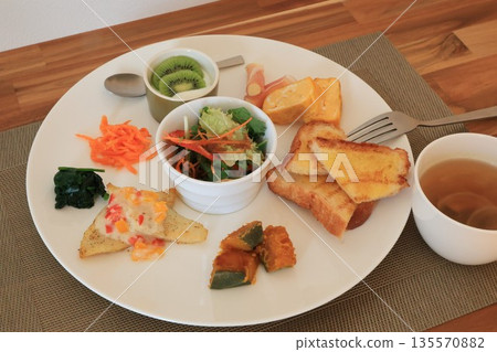 盛放在盤子裡的食物 盛放在盤子裡的食物 135570882
