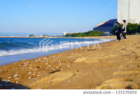 Sea and sandy beach of "Seaside Momochi Seaside Park" in Sawara Ward, Fukuoka Prefecture_65 135570959