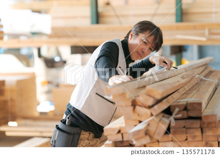 在建築工地工作的人 135571178