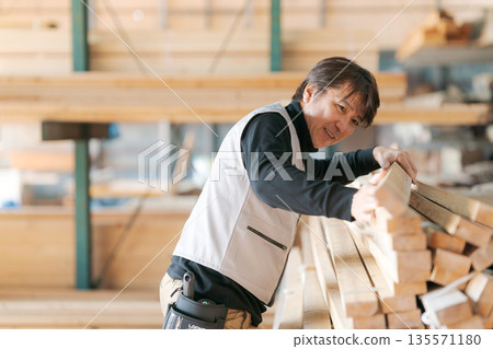 在建築工地工作的人 135571180