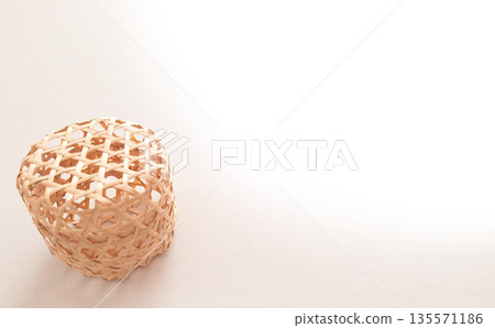 照片上有一個小籃子,旁邊留有文字空間。 照片上有一個小籃子,旁邊留有文字空間。 135571186
