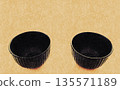 兩張餐具的照片，餐具的質感像和紙。 135571189