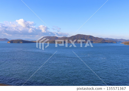 The main island of the Shiwaku Islands viewed from Iwaguro Island (Kasajima Traditional Buildings Preservation District side) 135571367