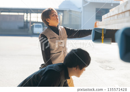 在木材工廠工作的男人們 135571428