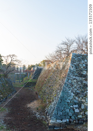 Commercial photography permission obtained: View of the Tsukimi Yagura ruins and Gokuraku Bridge from the moat on the east side of the castle tower Commercial photography permission obtained: View of the Tsukimi Yagura ruins and Gokuraku Bridge from the moat on the east side of the castle tower 135571509