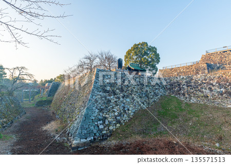 已取得商業攝影許可：從城樓東側護城河眺望梅右門遺址、月見櫓和極樂橋。 135571513