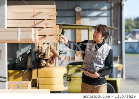 在木材工廠工作的男子 135571629